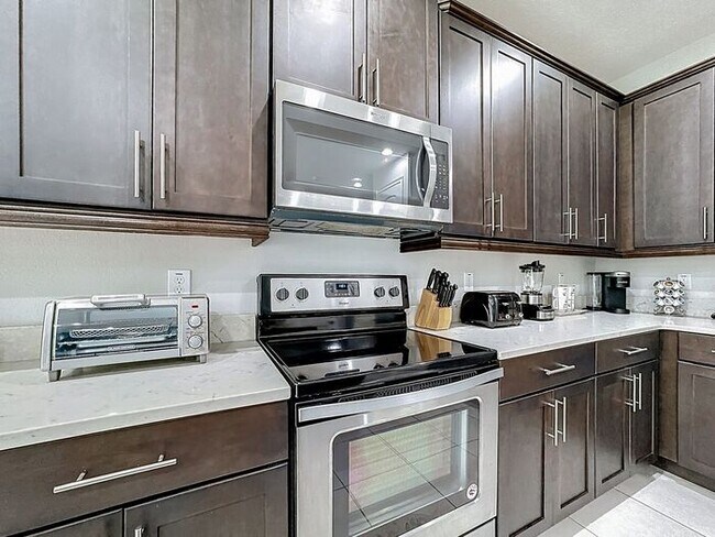 Building Photo - 8 Bedrooms 7 baths on a resort community