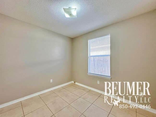 Building Photo - Charming 3br 2 bath Located 4 miles from NAS Back Gate