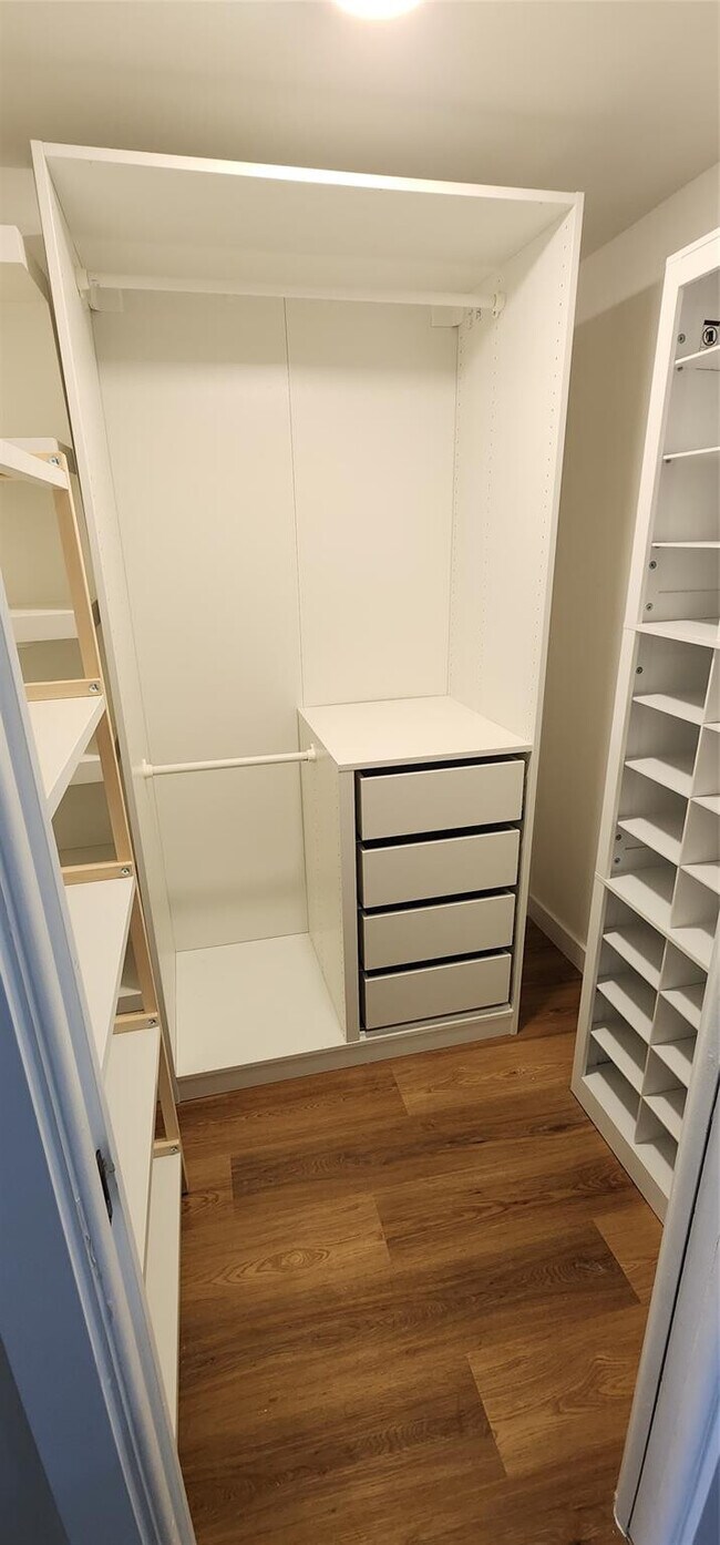 Building Photo - 3150 N Palm Aire Dr