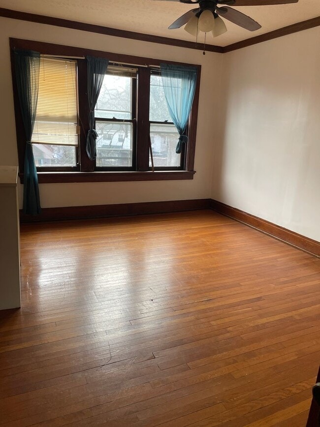 Building Photo - GrandAveW302-6