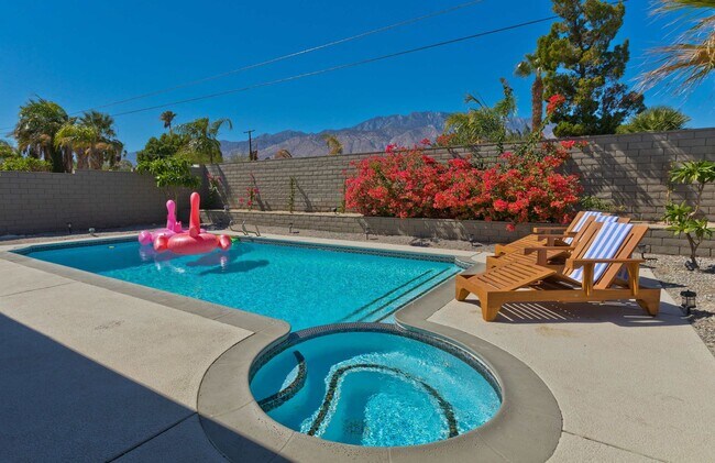 Building Photo - Modern home w Private Pool, Spa, Pets Welc...