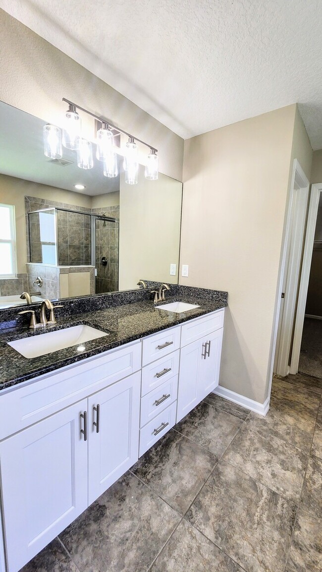 Building Photo - Charming 4-Bedroom Home in Middleburg with...