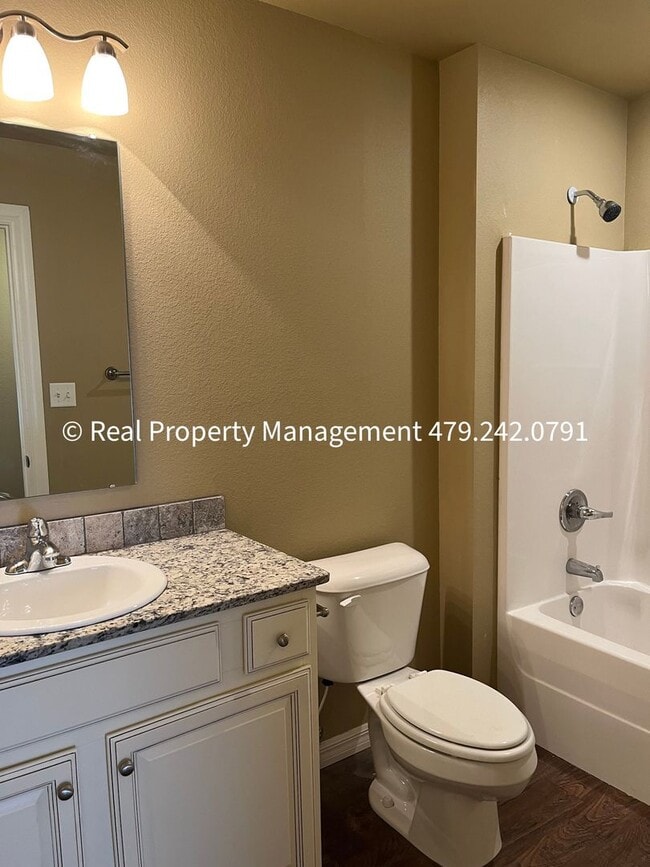 Building Photo - Very Nice 3B/2B Duplex Available NOW!