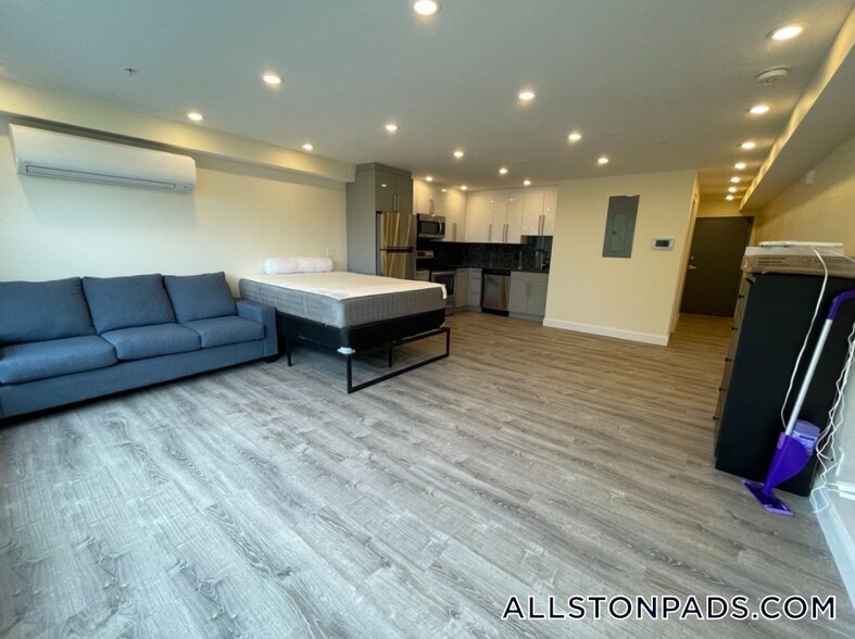 Building Photo - 1028 Commonwealth Ave