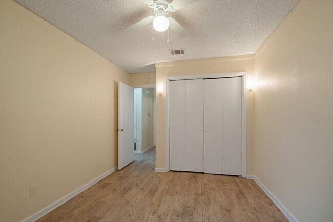Building Photo - Updated 2 Bedroom, 1 Bath Duplex in a Grea...