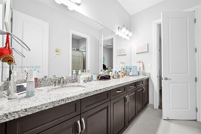 Building Photo - 8855 Watercrest Cir W