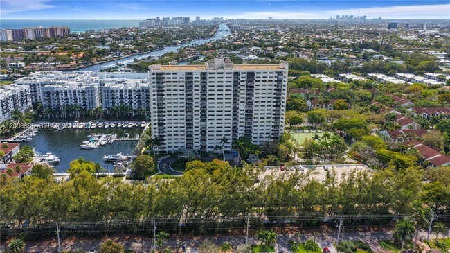 Building Photo - 3200 Port Royale Dr N