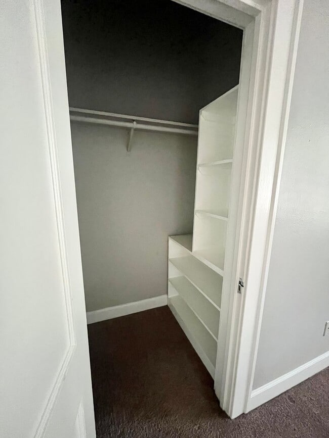 Building Photo - 4bed/2bath corner lot house in Hyde Park