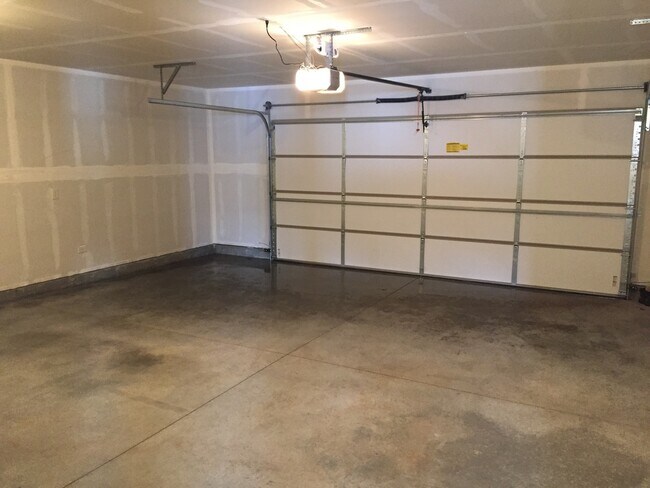 Building Photo - 3 Bedroom 2 Bathroom Home