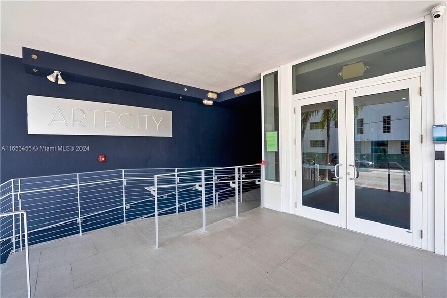 Second Entrance - 435 21st St