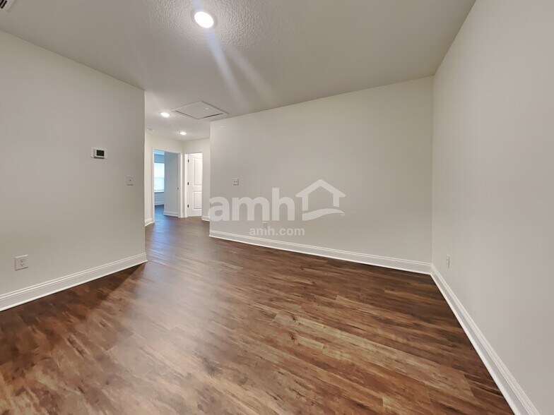 Building Photo - 302 Banyan Frst Dr