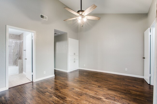Building Photo - 2 Bedroom/2.5 Bath Edgecliff Subdivision