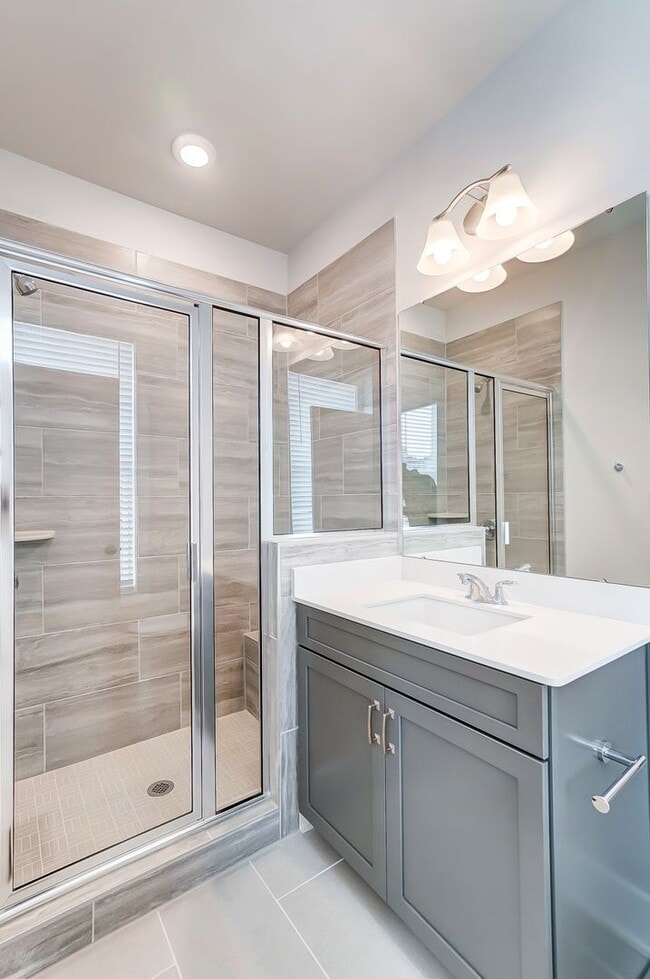 Building Photo - 3 Bedroom Townhome minutes from South End!