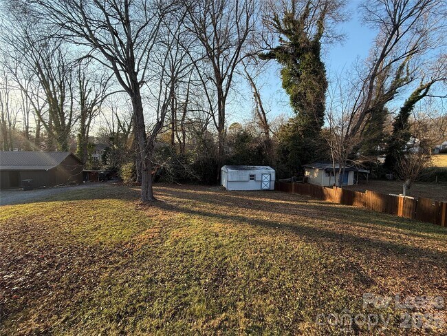 Building Photo - 225 Hickory Dr