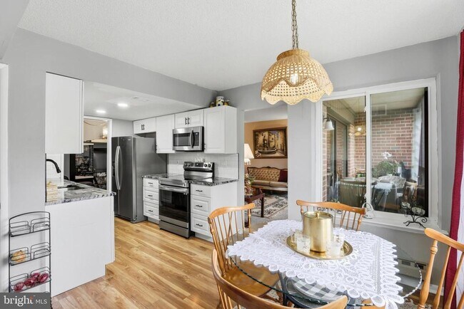 Building Photo - 15300 Beaverbrook Ct