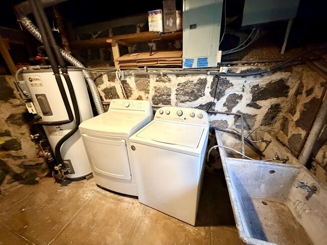 Building Photo - Remodeled studio residence with a panoramic view (Lower Manoa)