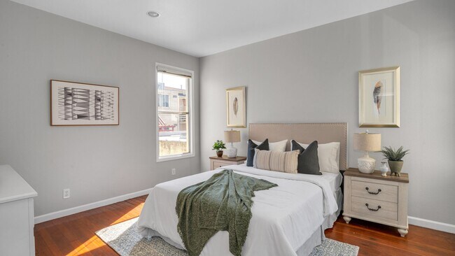 Building Photo - Two Bedroom Condo in SOMA with Yard, Parking, and W/D.