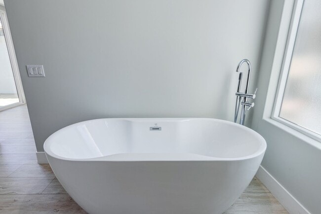 Building Photo - 10068 Russell Ave