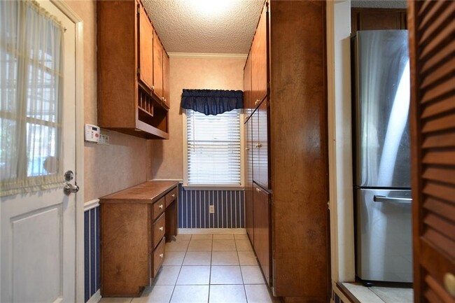 Building Photo - 1812 Lake Lucerne Dr SW