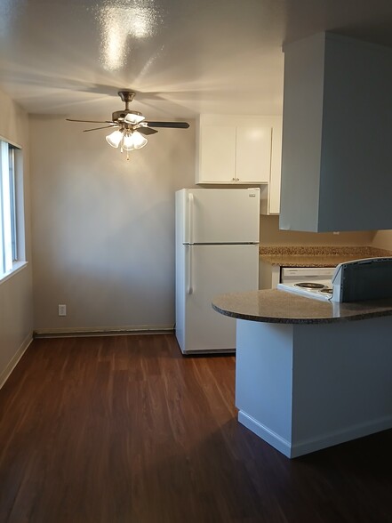 Unit#31_ beautiful dining room area with elegant fan_ lots of cabinet space_ wrap around countertops - River Park Vista Apartments