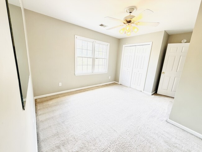 Building Photo - 207 Ivy Park Ln