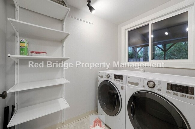Building Photo - 5695 SW Washington Ct