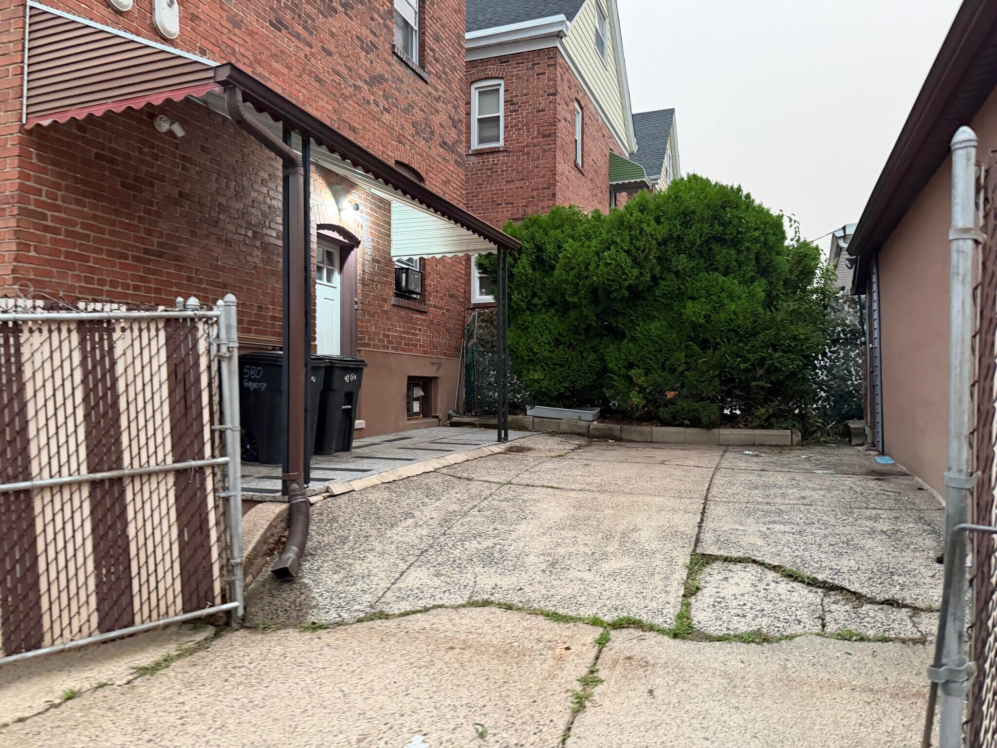 Building Photo - 580 Gregory Ave
