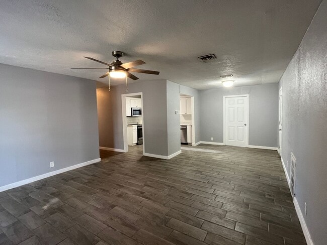 Building Photo - Four Bedroom Two Bath in Calallen School District!!
