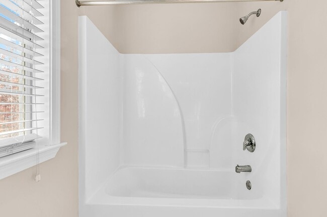 Building Photo - 16 Bushwood Dr