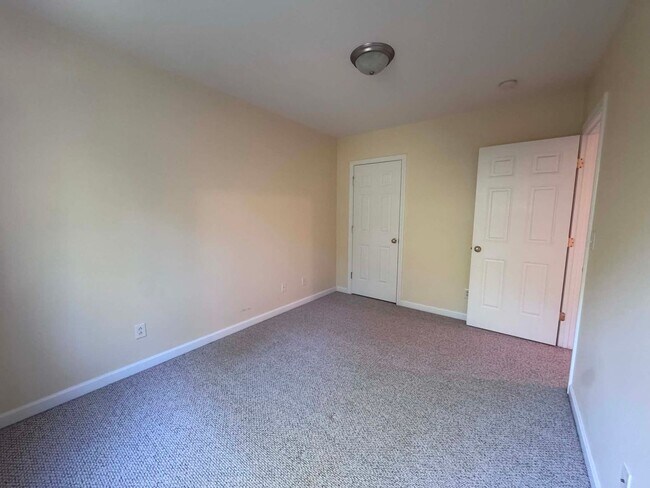 Building Photo - Brunswick Condo End Unit 2BR/1.5BA