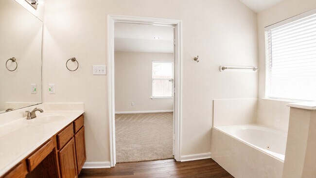 Building Photo - 7543 Legacy Pines Dr