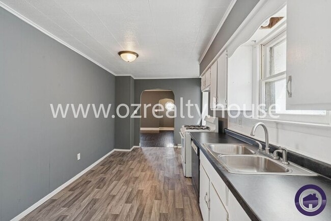 Building Photo - 1647 Eleanor Ave