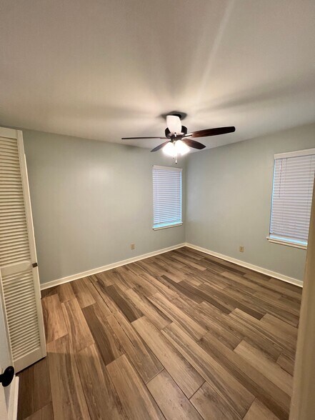 Building Photo - 509 E 7th St