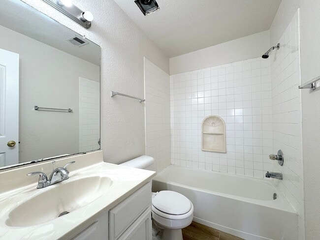 Building Photo - East El Paso 2bed/2Bath Duplex!