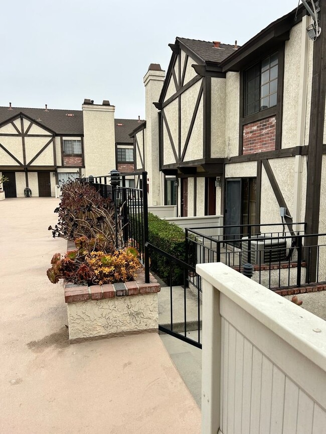 Building Photo - Beautiful 2b2.5b Condo in a great area of South Gardena features central AC, Fireplace, Washer/Dr...