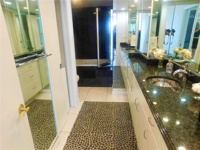 Building Photo - 627 Alhambra Rd