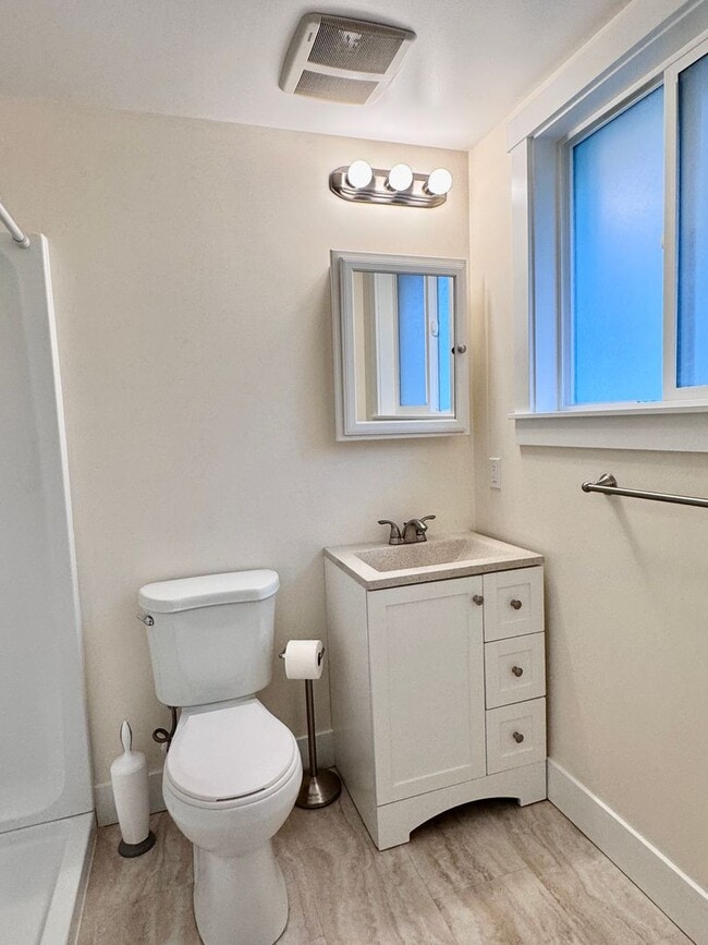 Building Photo - Location Location Location....plus a darling one story cottage