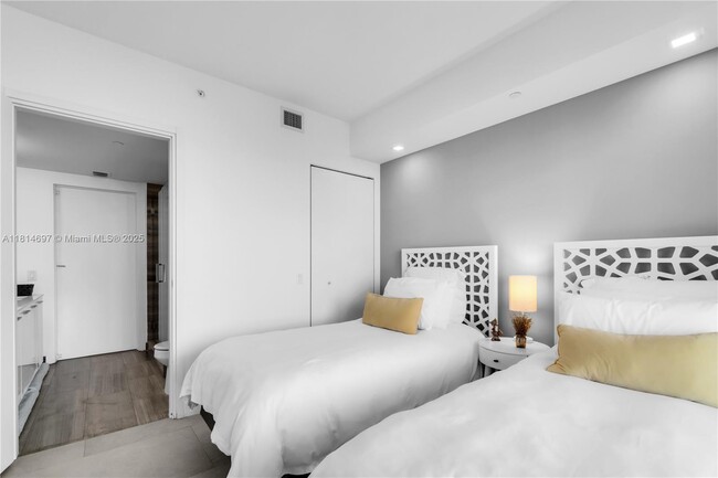 Building Photo - 1300 Brickell Bay Dr