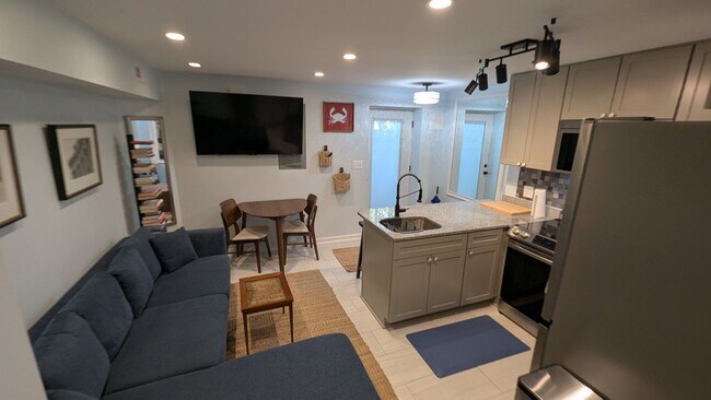 Living - 329 W St NE