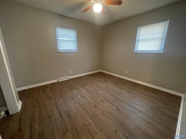 Building Photo - 606 Eastbrook Dr NW