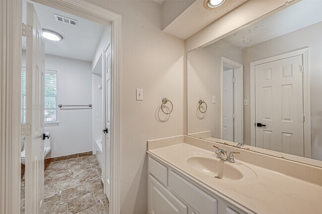Building Photo - 18 Turtle Creek Manor
