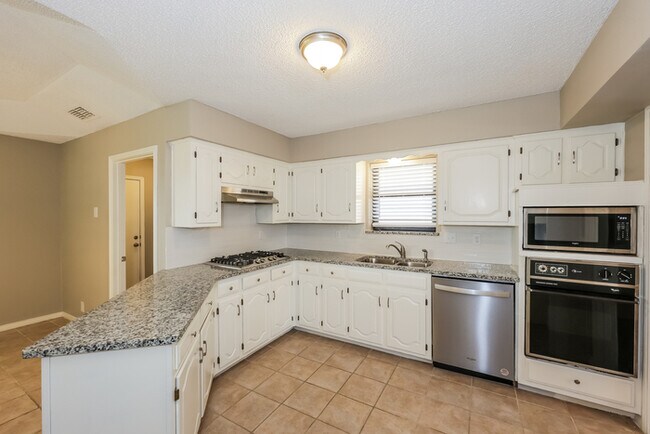 Building Photo - Expansive 3-Bedroom Home in Waxahachie, TX