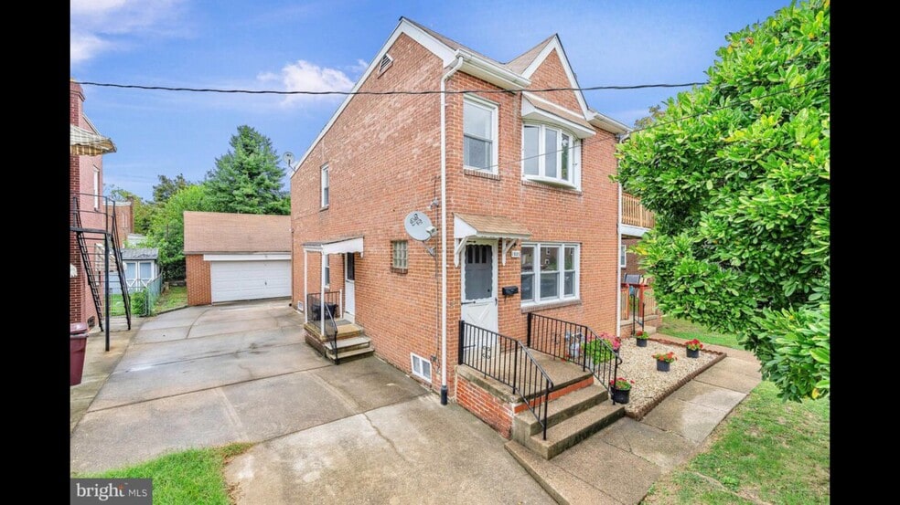 Building Photo - 1803 Elm St