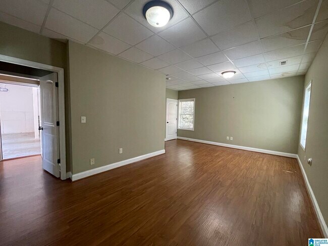 Building Photo - 208 Castlehill Dr