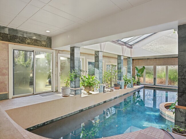 Building Photo - 8 Bayberry Ridge Rd