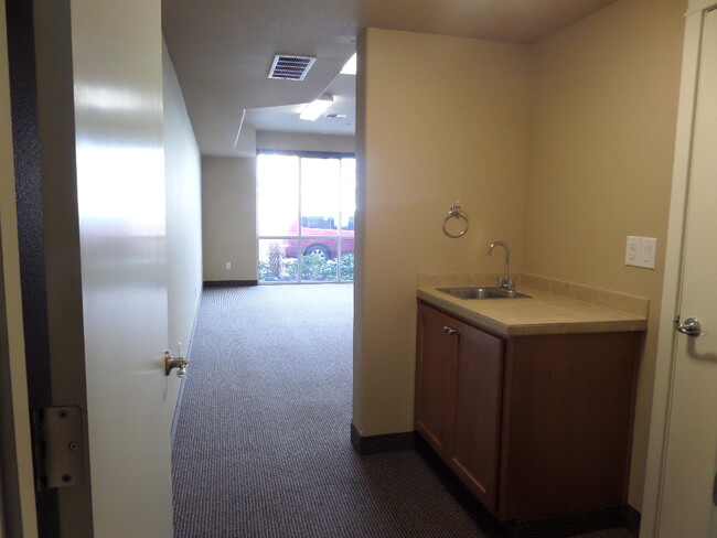 Building Photo - The Oaks Live/Work Townhomes