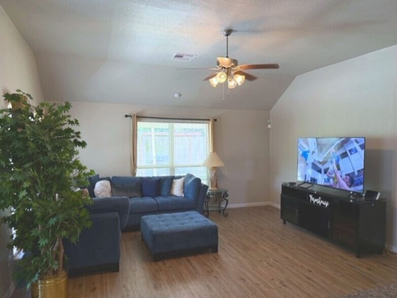 Building Photo - 1330 Yucca Mountain Dr