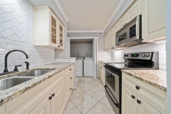 Building Photo - 2 Bed Condo Available In Cross Creek Commu...