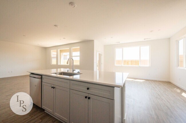 Building Photo - 2808 N Vahe Ave