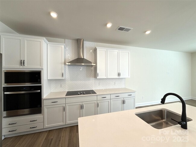 Building Photo - 6032 Mariemont Cir